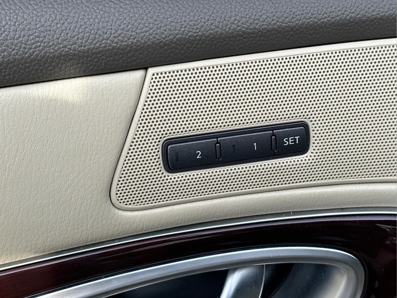 2011 INFINITI M 37 - Photo 16