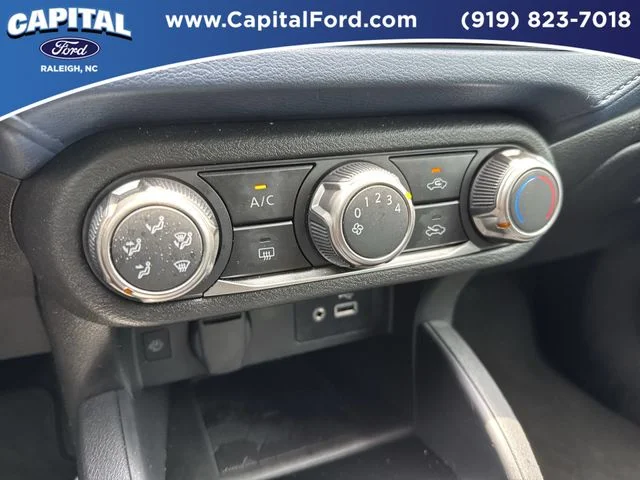 Used 2025 Silver Nissan 1.6 SV image 28