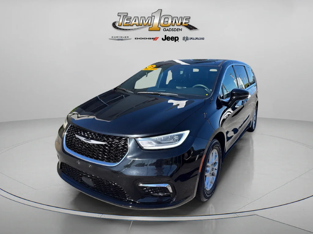 Used 2025 Diamond Black Crystal Pearlcoat Chrysler Select image 5