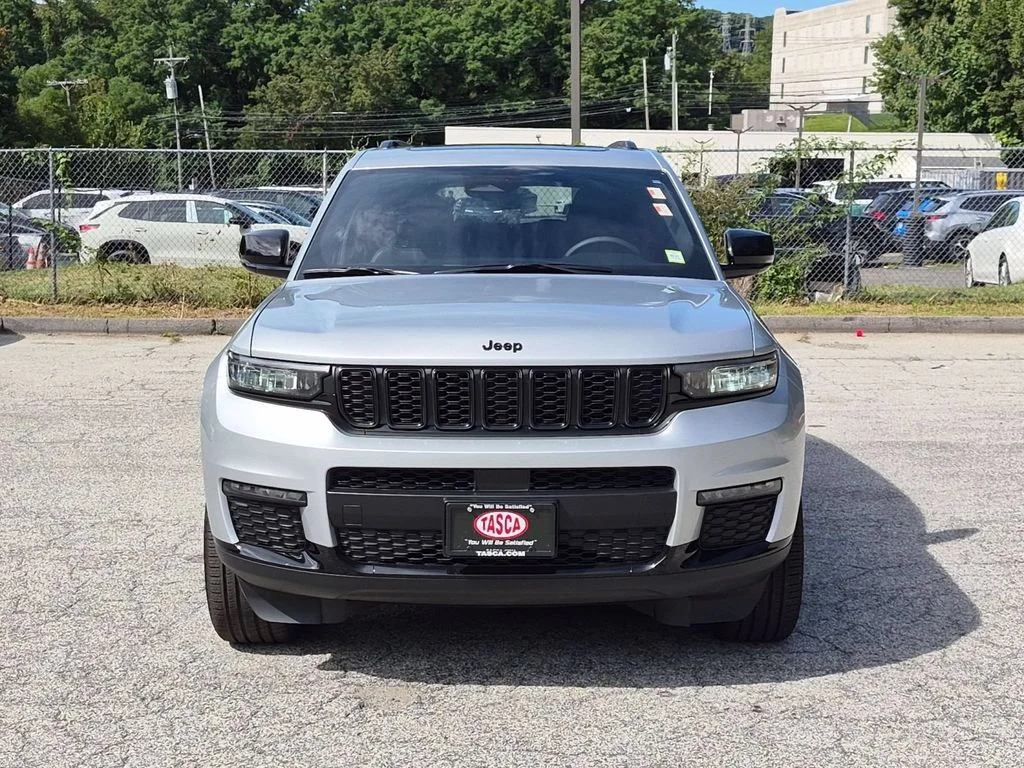Used 2025 Silver Jeep Limited image 12