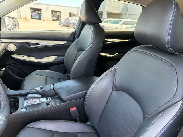 Used 2023 White INFINITI LUXE image 20