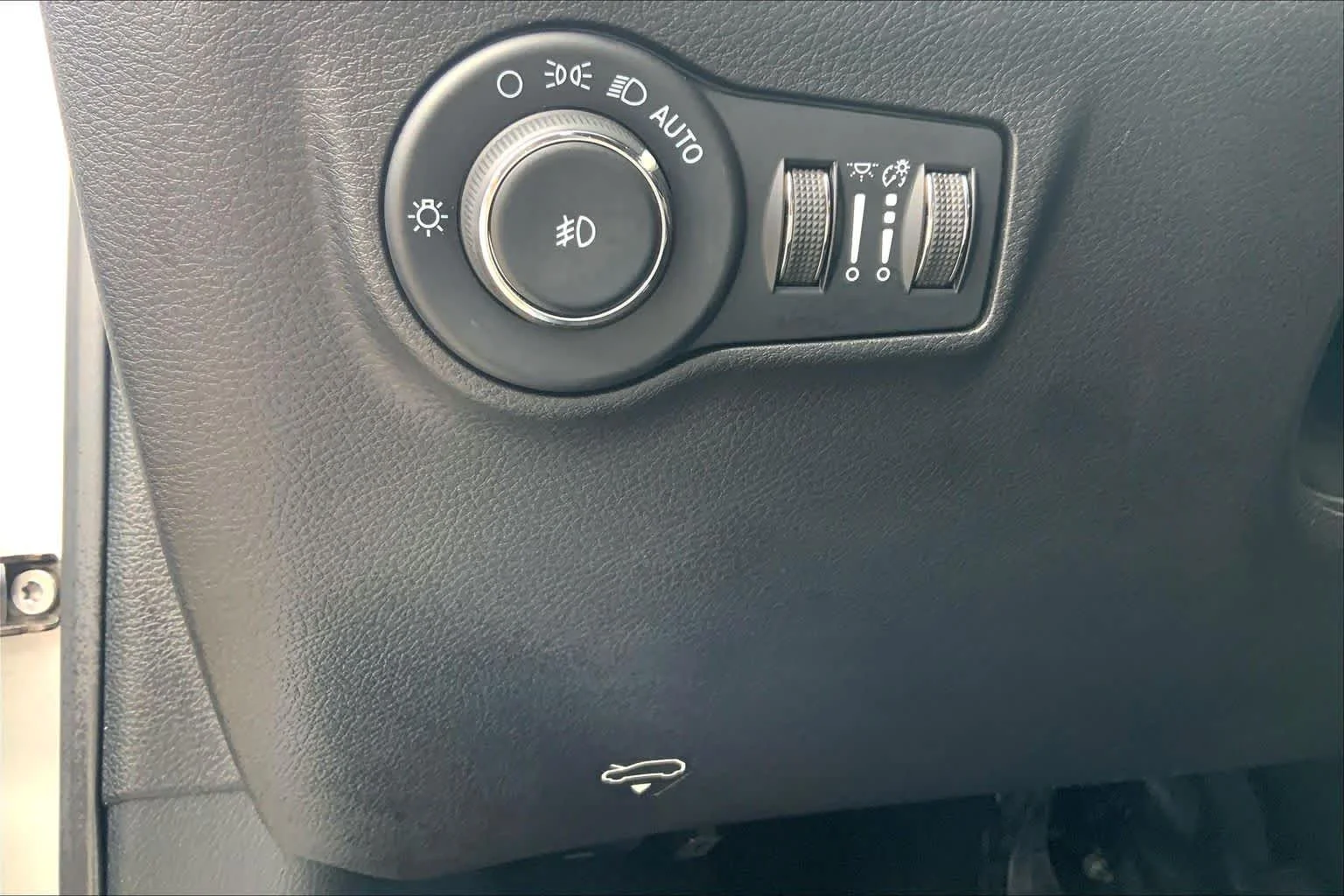 Used 2025 Silver Zynith Metallic Clearcoat Jeep Trailhawk image 35
