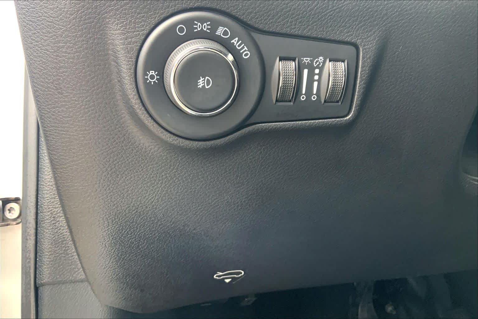 Used 2025 Silver Zynith Metallic Clearcoat Jeep Trailhawk image 34