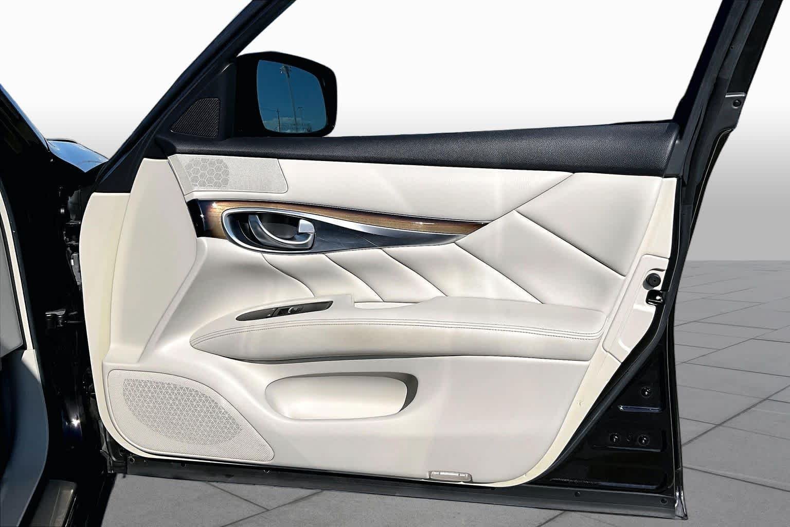 Used 2012 Malbec Black INFINITI  image 19