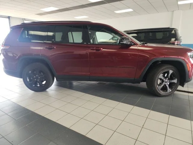 Used 2023 Velvet Jeep Limited image 2