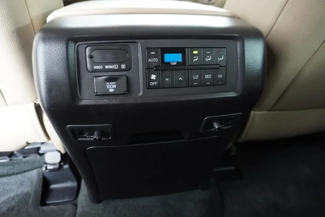 Used 2015 White Toyota Platinum image 33