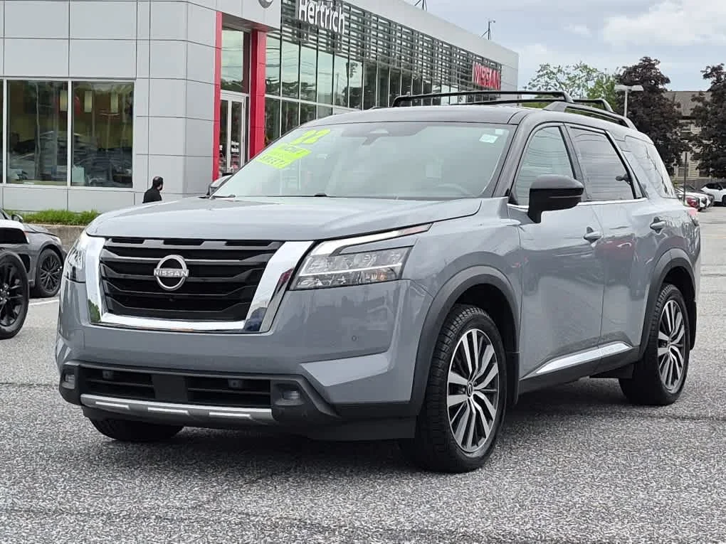 2022 Nissan Pathfinder Platinum 4WD's photo
