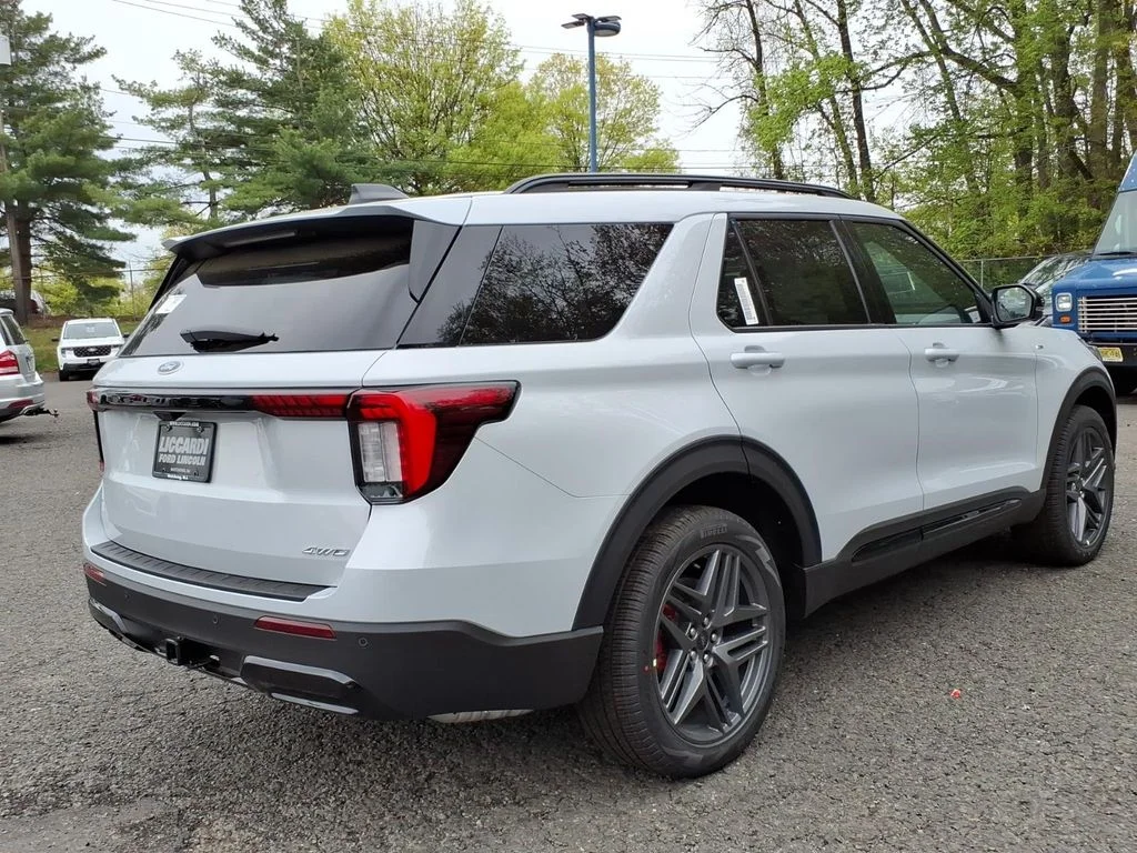 New 2026 Space White Metallic Ford ST-Line image 6
