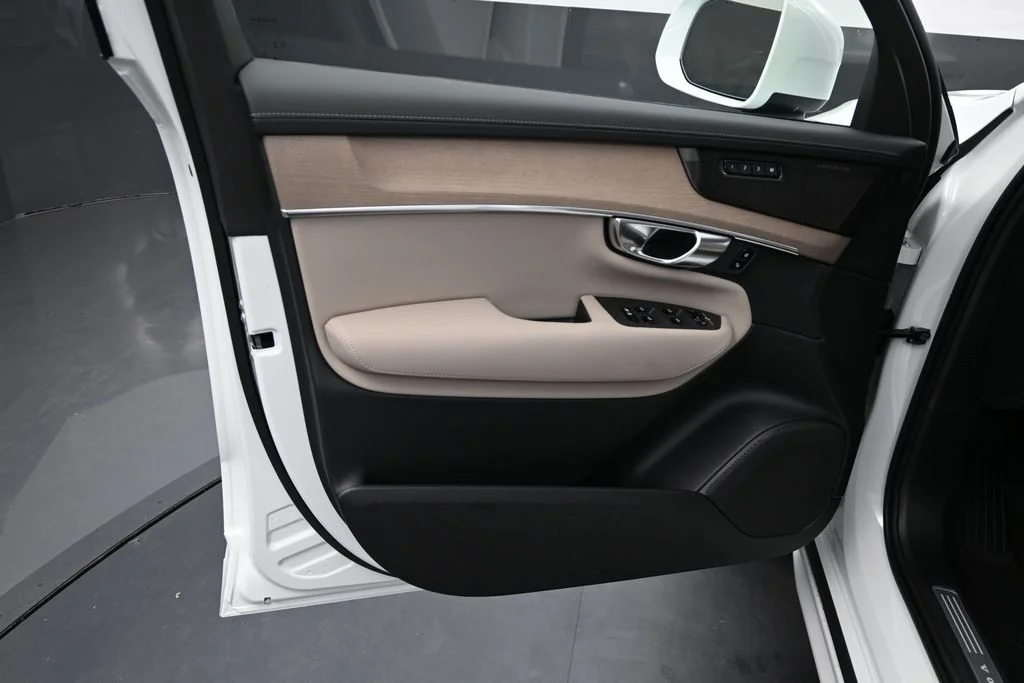 New 2026 Crystal White Volvo Plus image 9