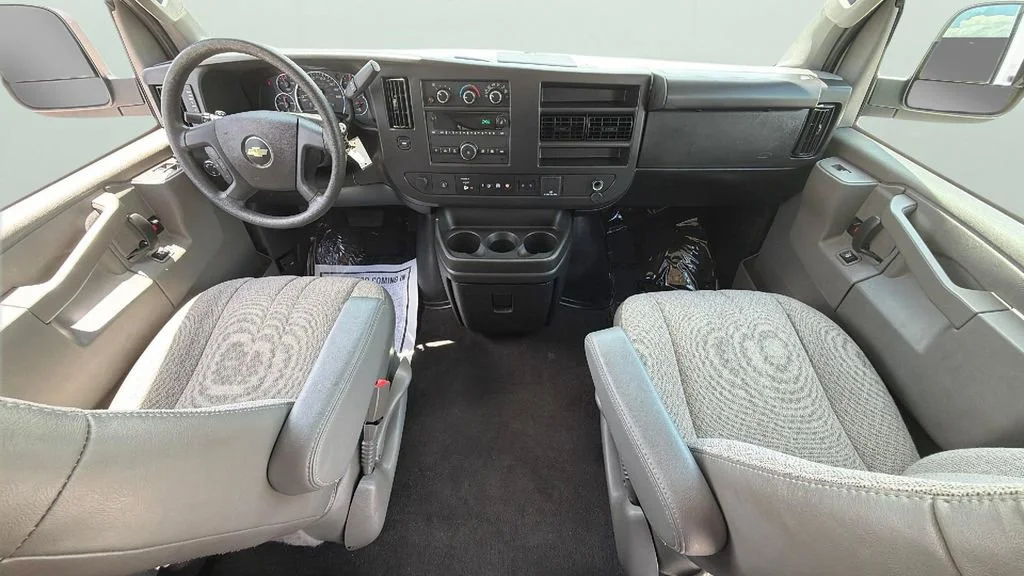 Used 2025 Summit White Chevrolet 1LT image 32