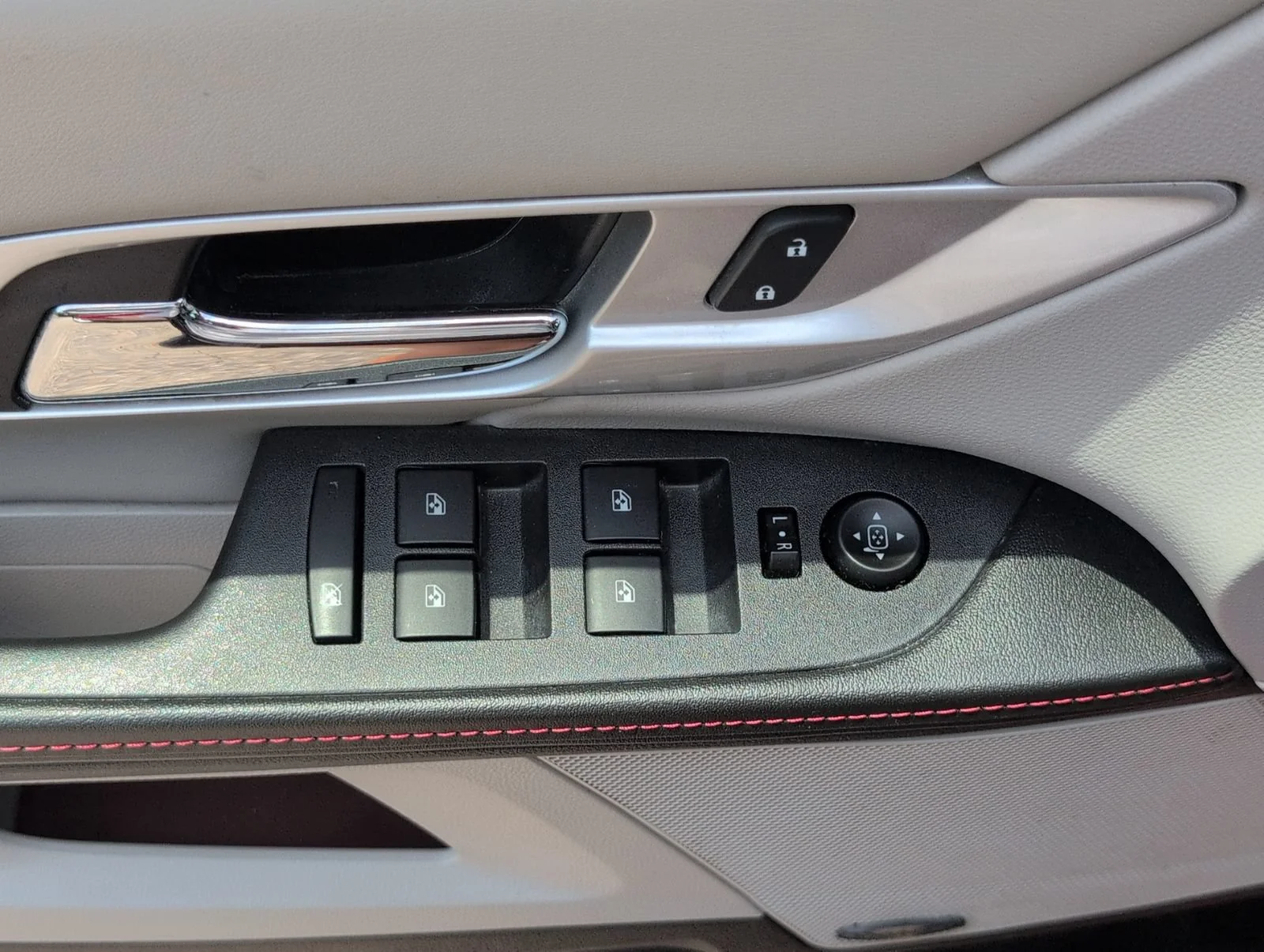 Used 2015 CRYSTAL RED TINTCOAT GMC SLT image 16