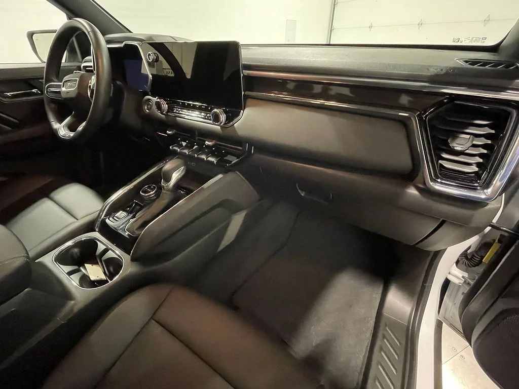 Used 2024 White GMC Elevation image 28