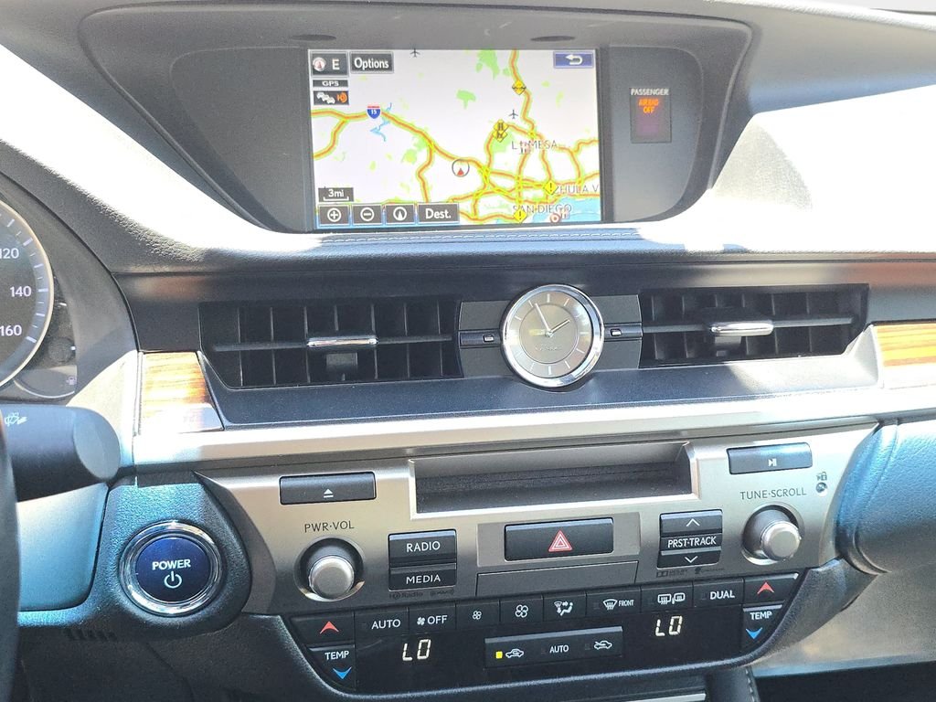 Used 2016 White Lexus 300h image 27