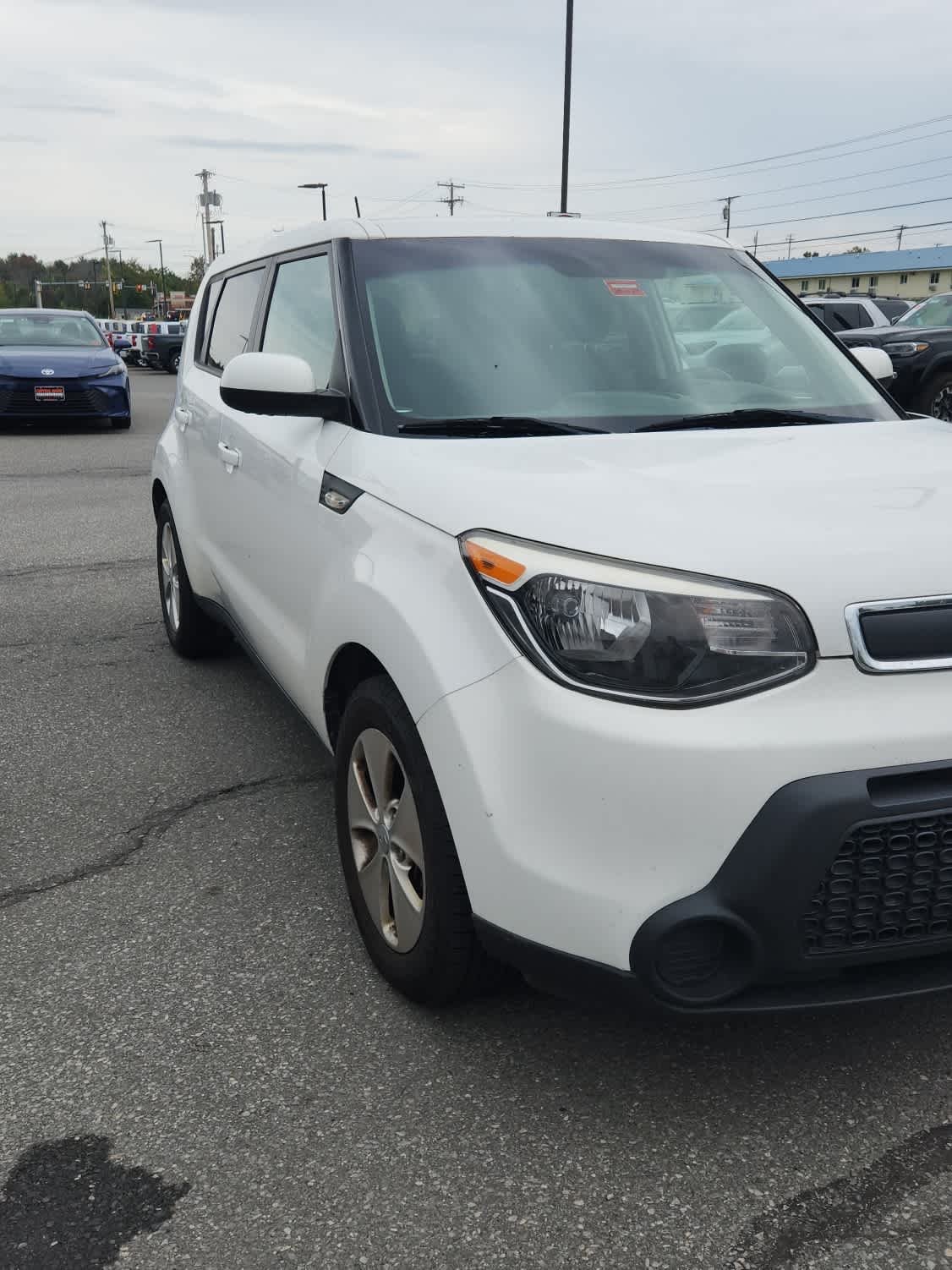 Used 2014 Clear White Kia Base image 2