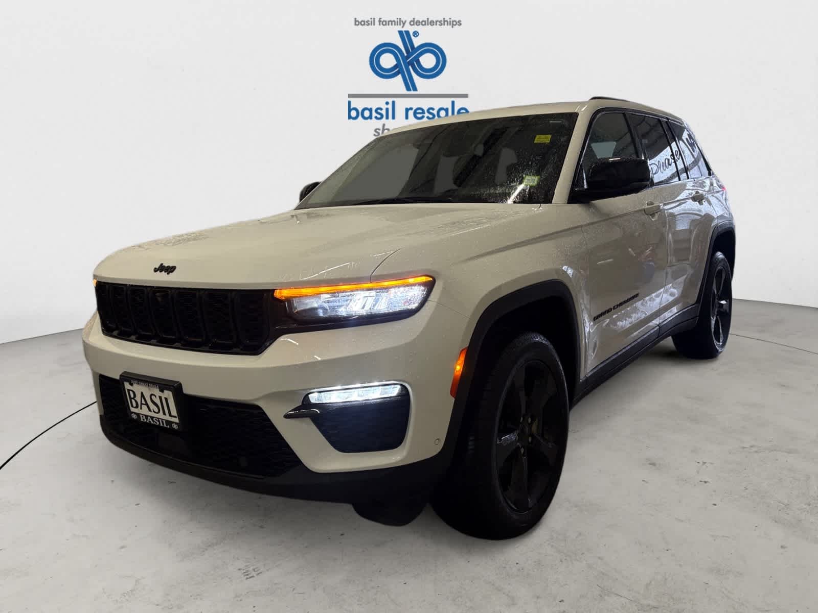 Used 2023 Bright White Jeep Limited image 2