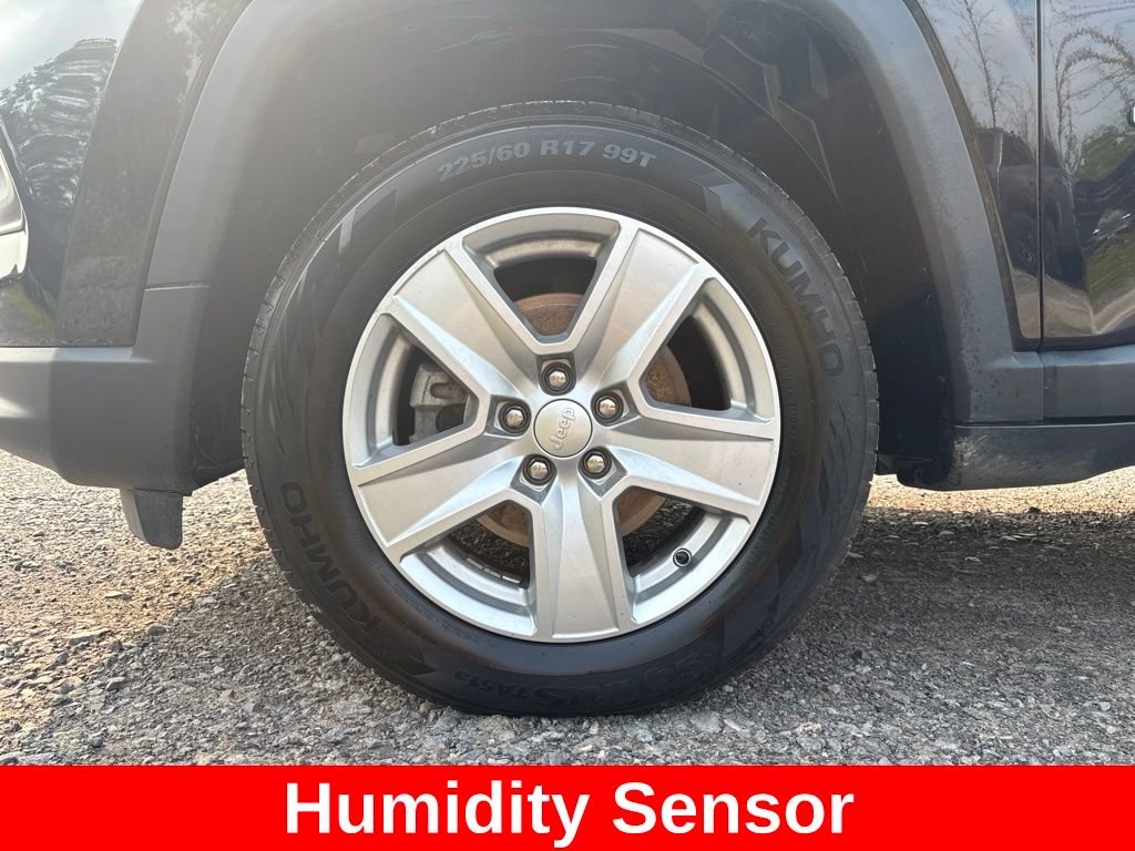 Used 2022 Black Jeep Latitude image 10