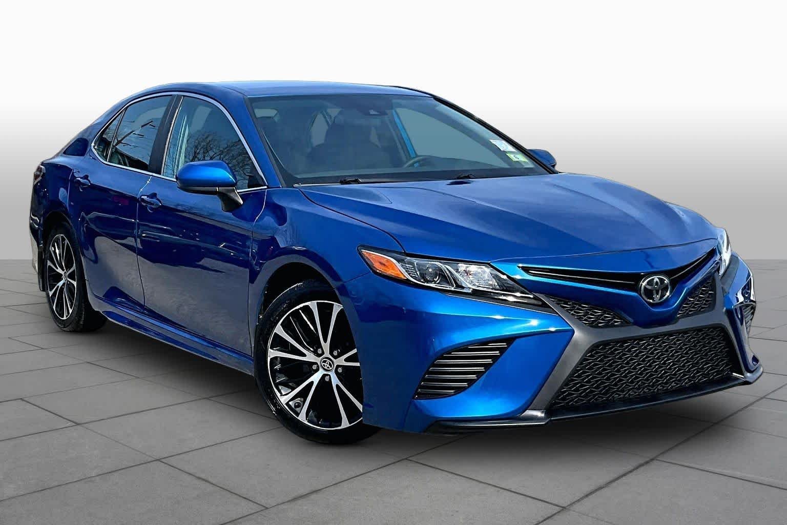 Used 2020 Blue Streak Metallic Toyota SE image 3