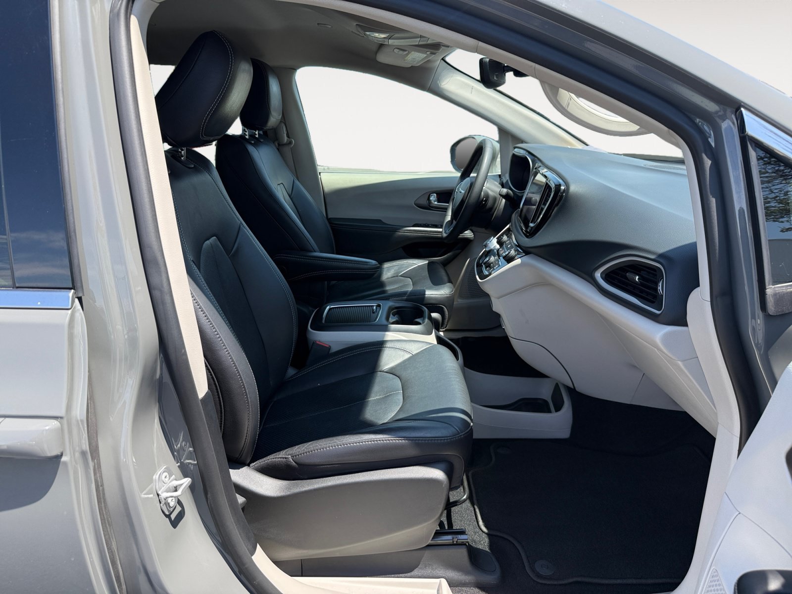 Used 2022 Ceramic Gray Clearcoat Chrysler Touring L image 19