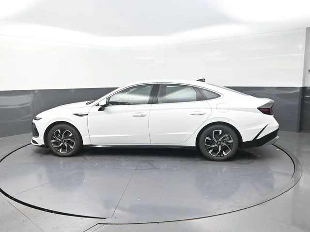 Used 2025 White Hyundai SEL image 4