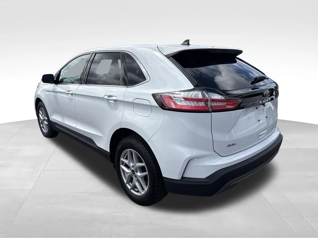 Used 2024 Oxford White Ford SEL image 4