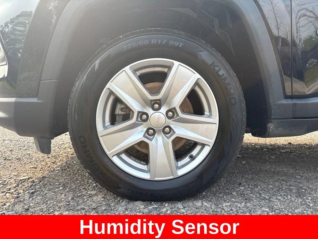 Used 2022 Black Jeep Latitude image 10