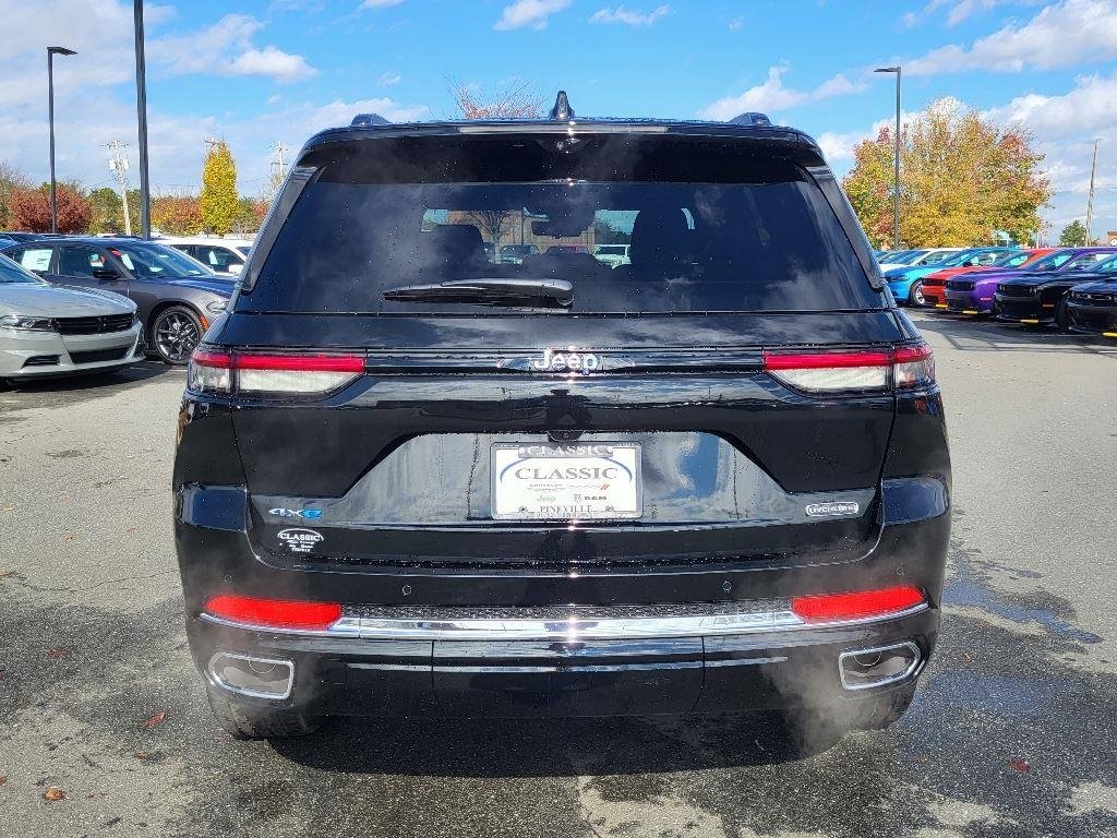 New 2024 Diamond Black Crystal Pearl-Coat Exterior Paint Jeep Overland image 21