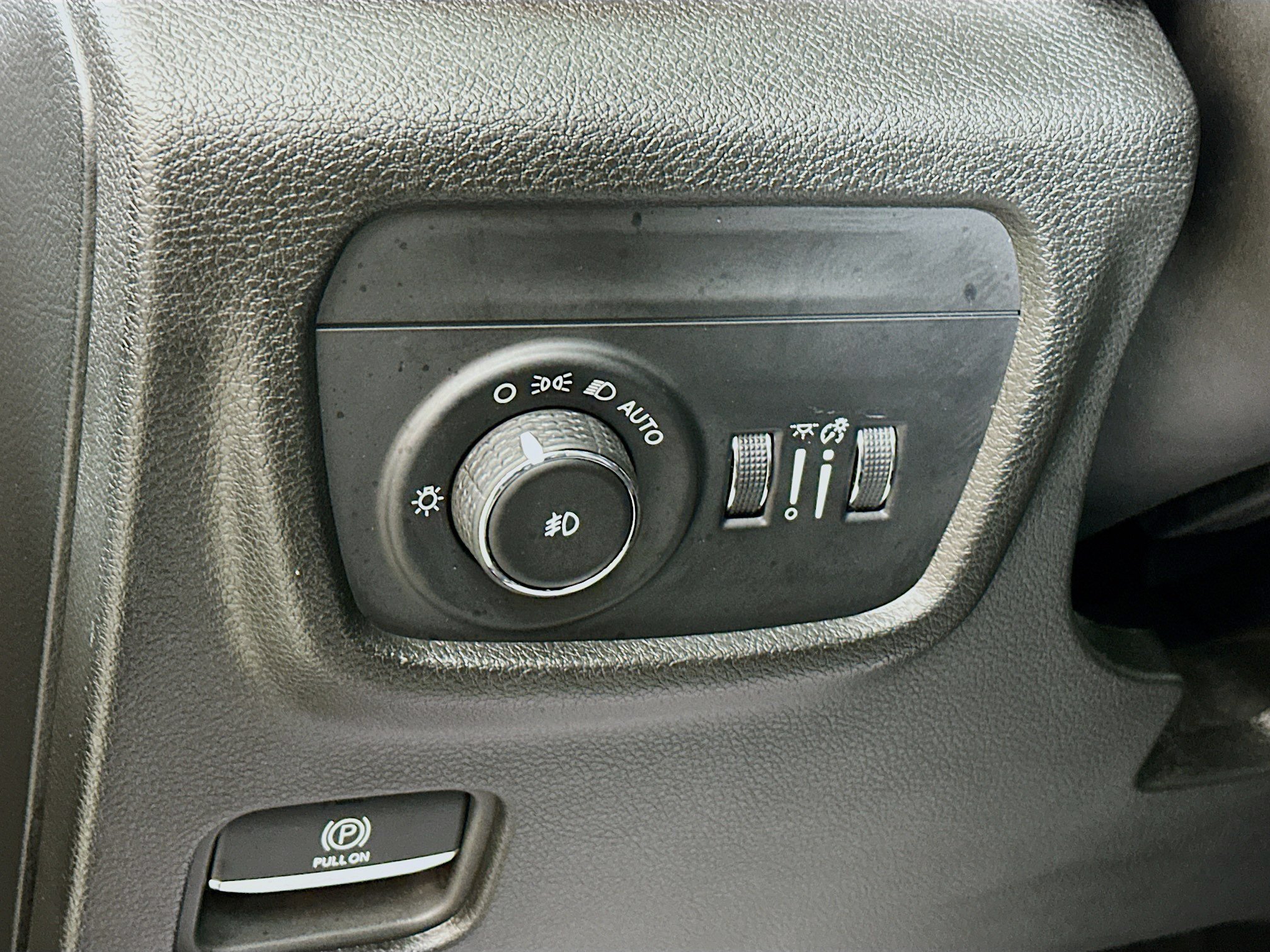 Used 2023 Diamond Black Crystal Pearlcoat Jeep Limited image 11