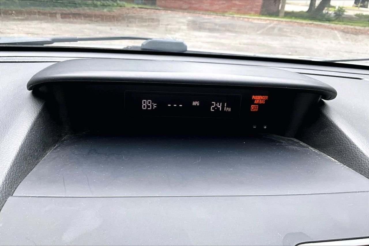 Used 2017 Silver Subaru 2.0i Premium image 23