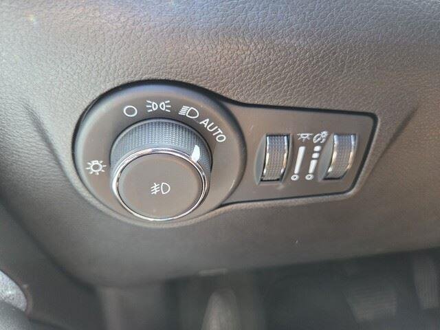 Used 2022 Bright White Clearcoat Jeep Latitude image 12