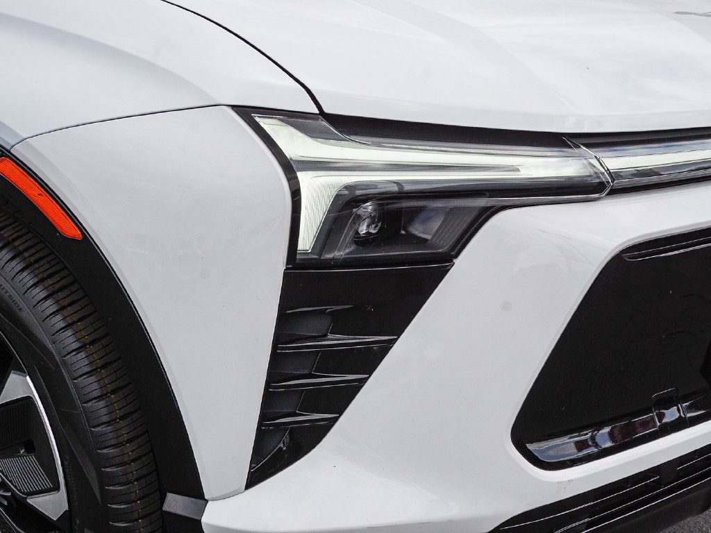 Used 2024 Summit White Chevrolet RS image 10