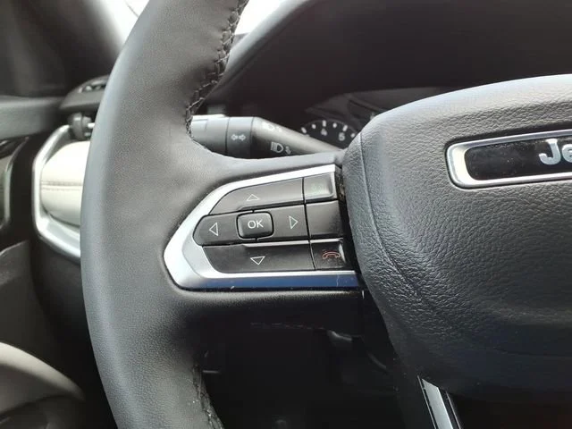Used 2024  Jeep Limited image 25