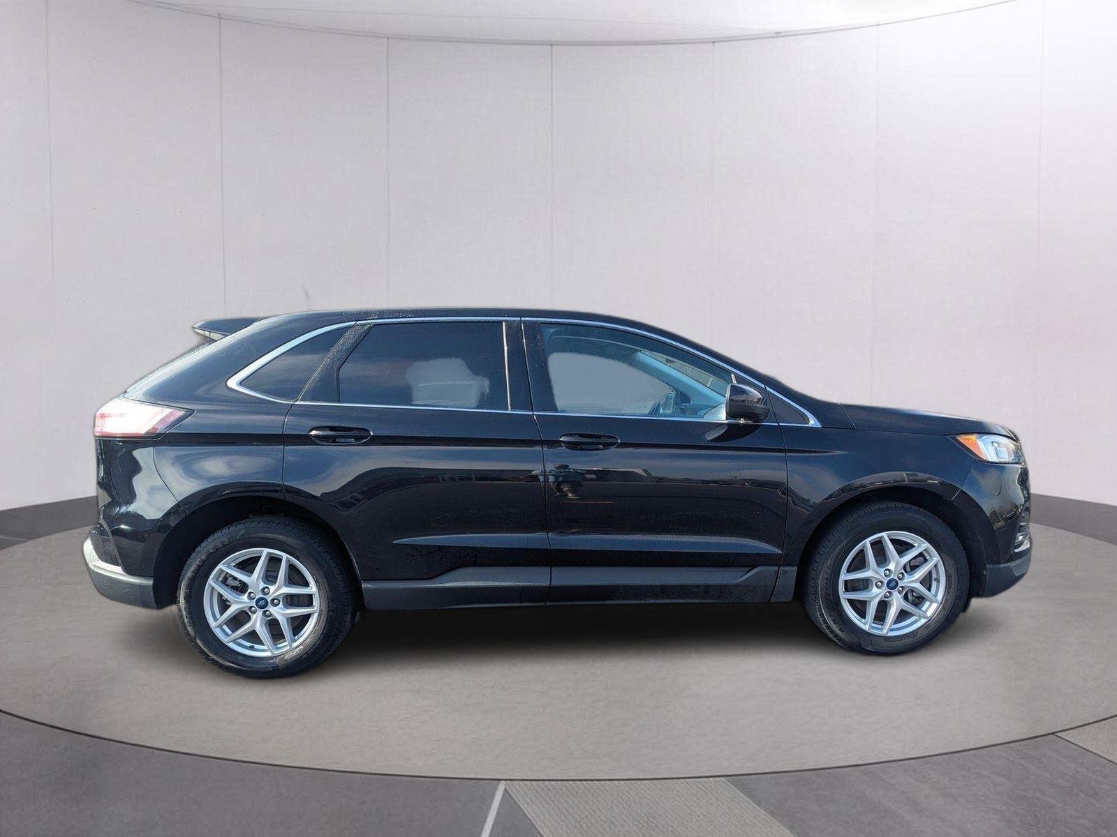 Used 2022 Agate Black Ford SEL image 6