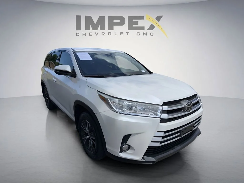 Used 2019  Toyota LE image 5