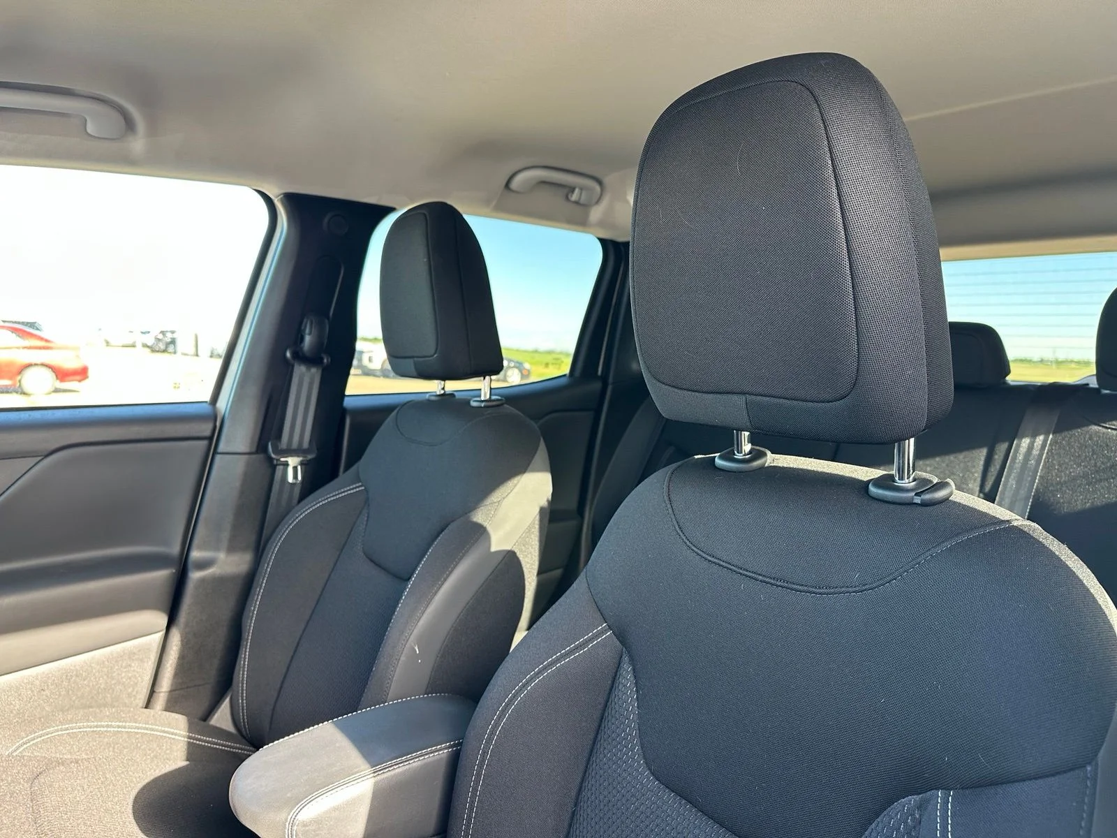 Used 2023 White Jeep Latitude image 5