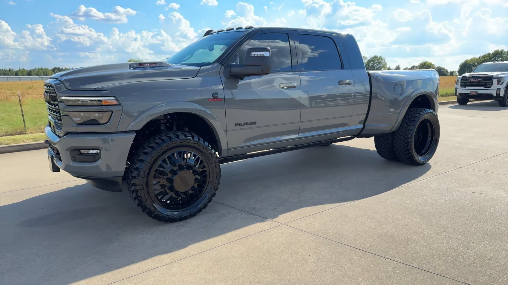 New 2026 Ceramic Gray Clearcoat Ram Limited image 5