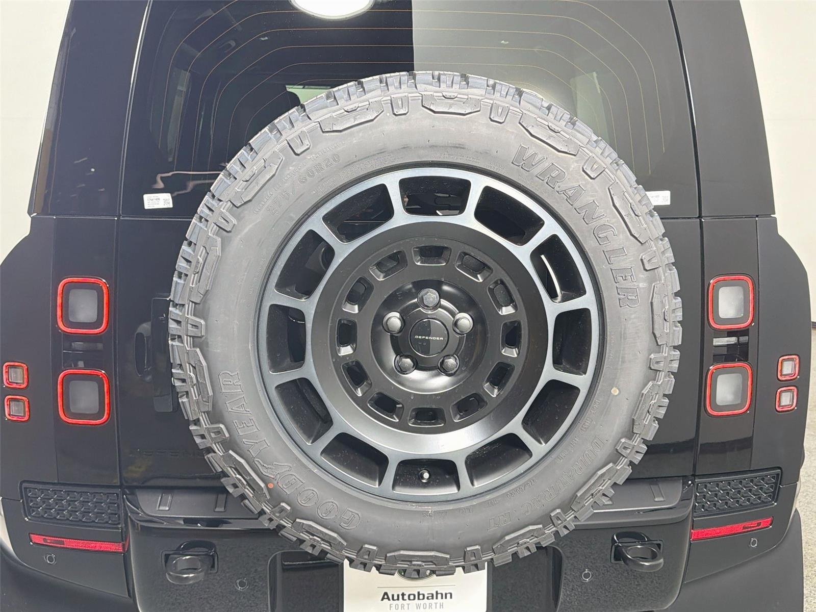New 2026 Narvik Black Land Rover OCTA image 33