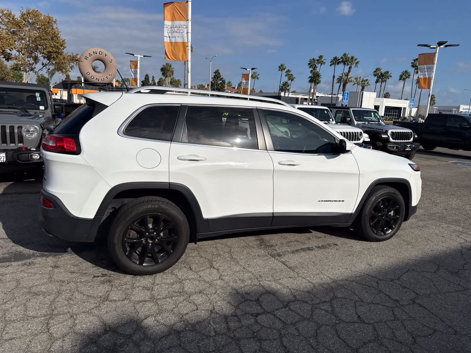 Used 2018 Bright White Clearcoat Jeep Latitude image 8