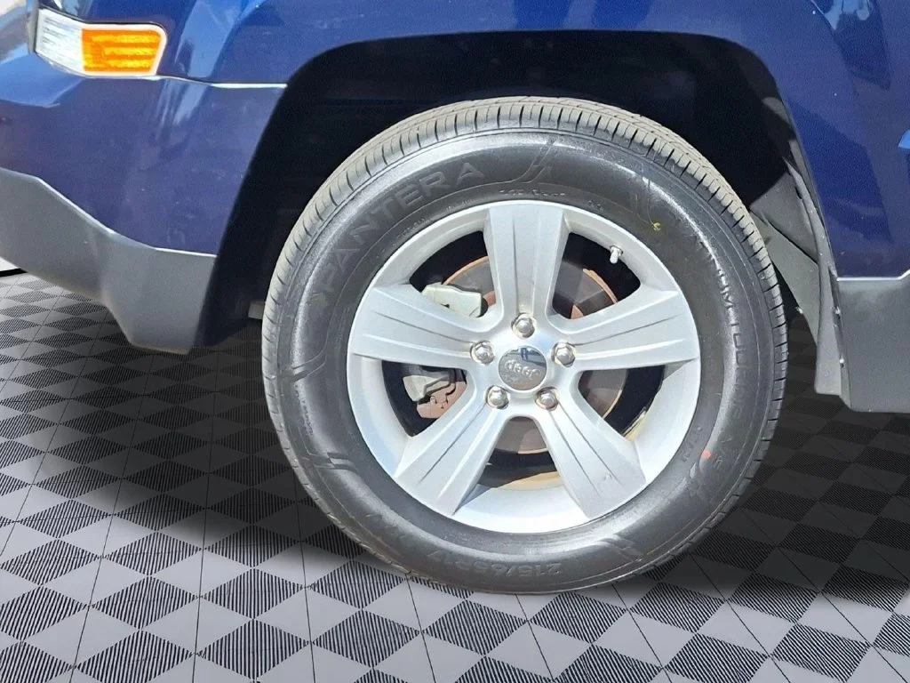 Used 2012 True Blue Pearlcoat Jeep Latitude image 28