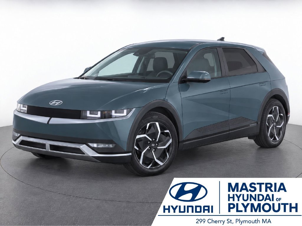 Used 2024 Green Hyundai SE image 1