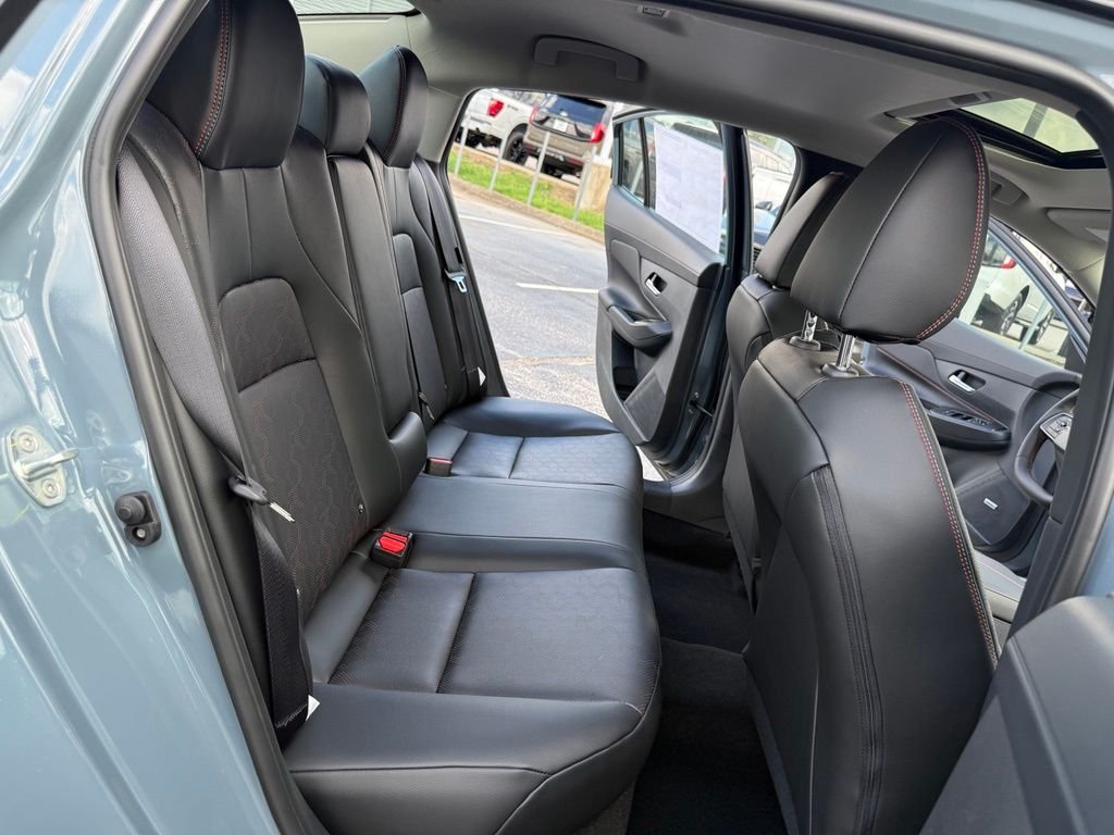 New 2026 Atlantic Gray Metallic / Super Black Two-tone Nissan SR image 21