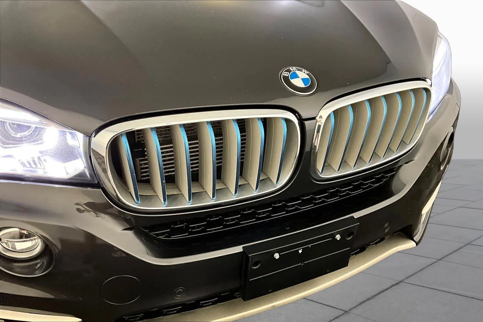Used 2017 Dark Graphite Metallic BMW xDrive40e iPerformance image 32