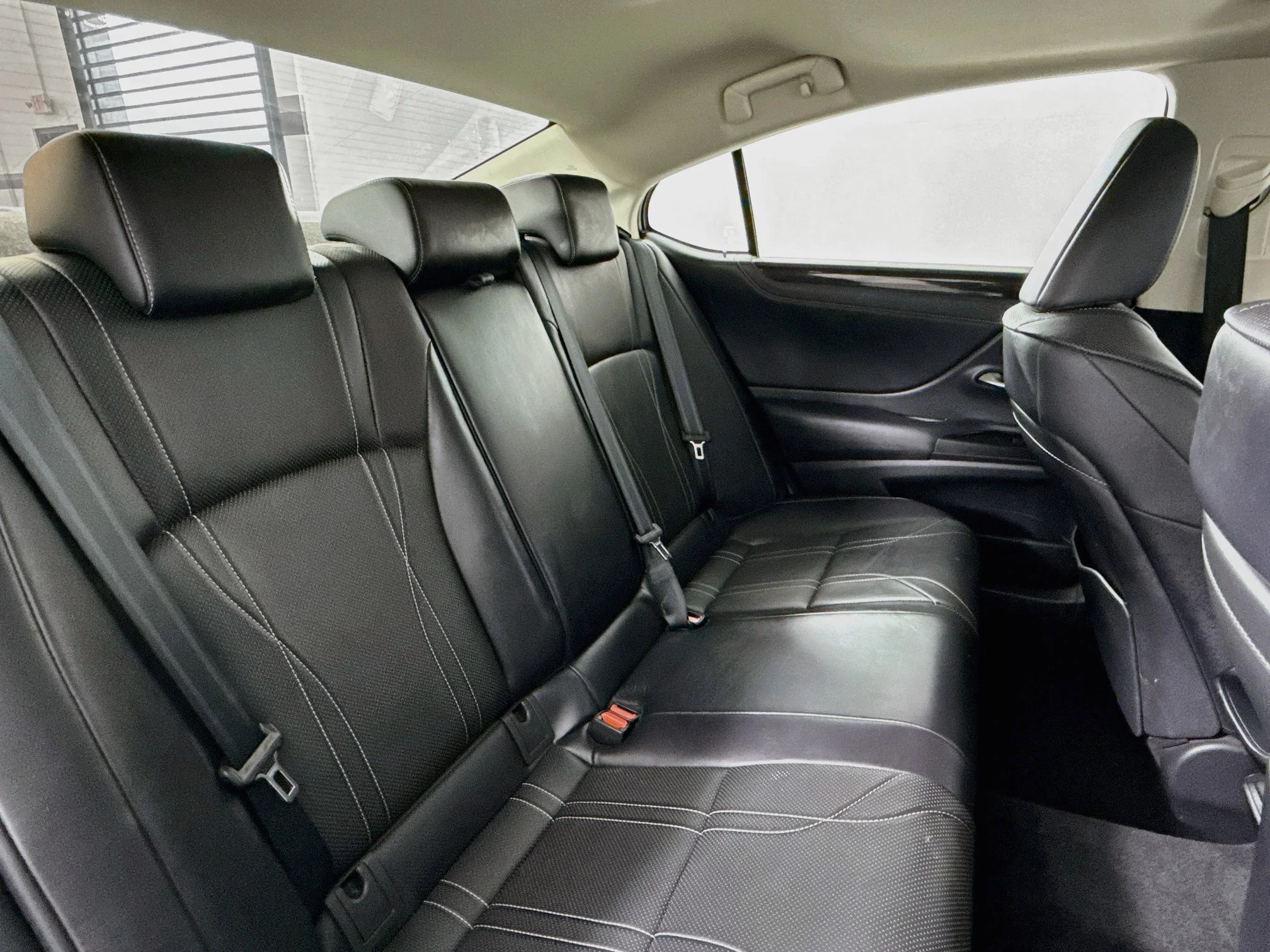 Used 2019 Silver Lexus 300h Luxury image 27