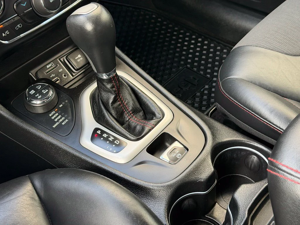 Used 2017 White Jeep Trailhawk image 13