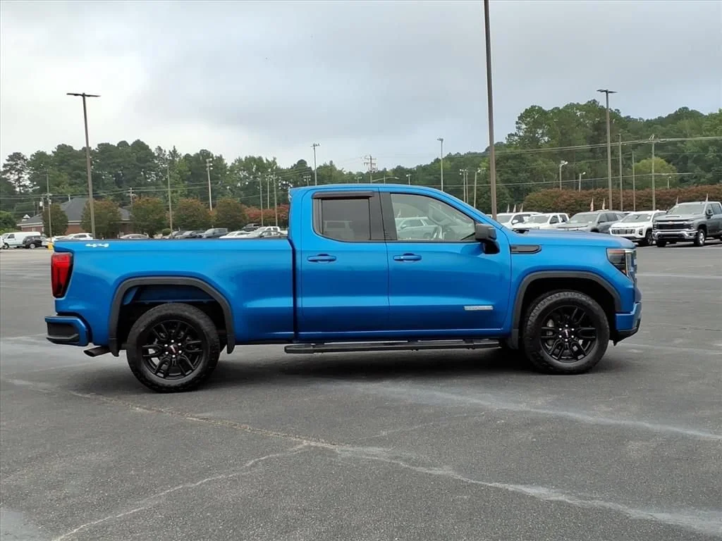 Used 2023 DYNAMIC BLUE METALLIC GMC Elevation image 21