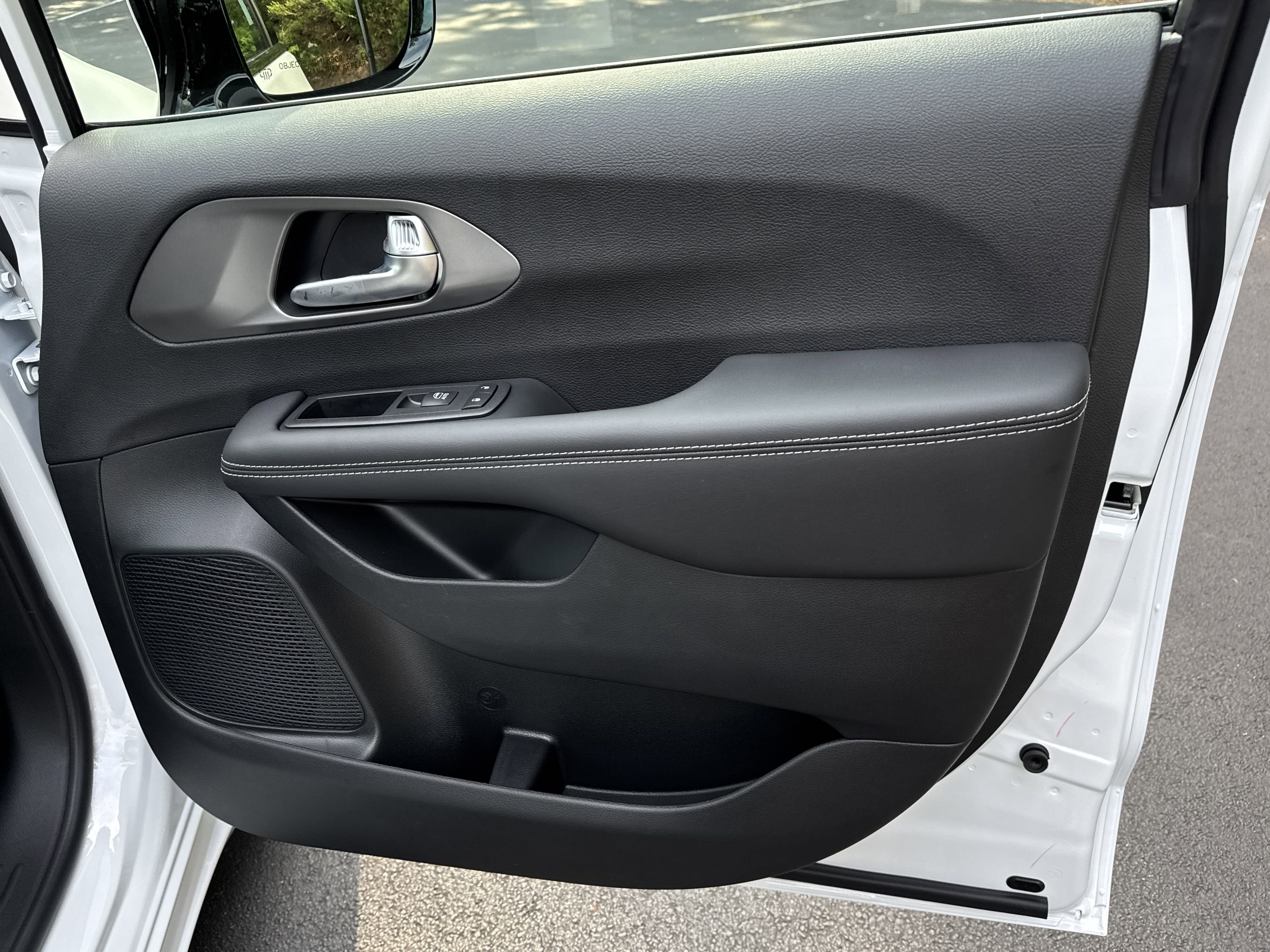 New 2025 Bright White Clearcoat Chrysler LX image 19