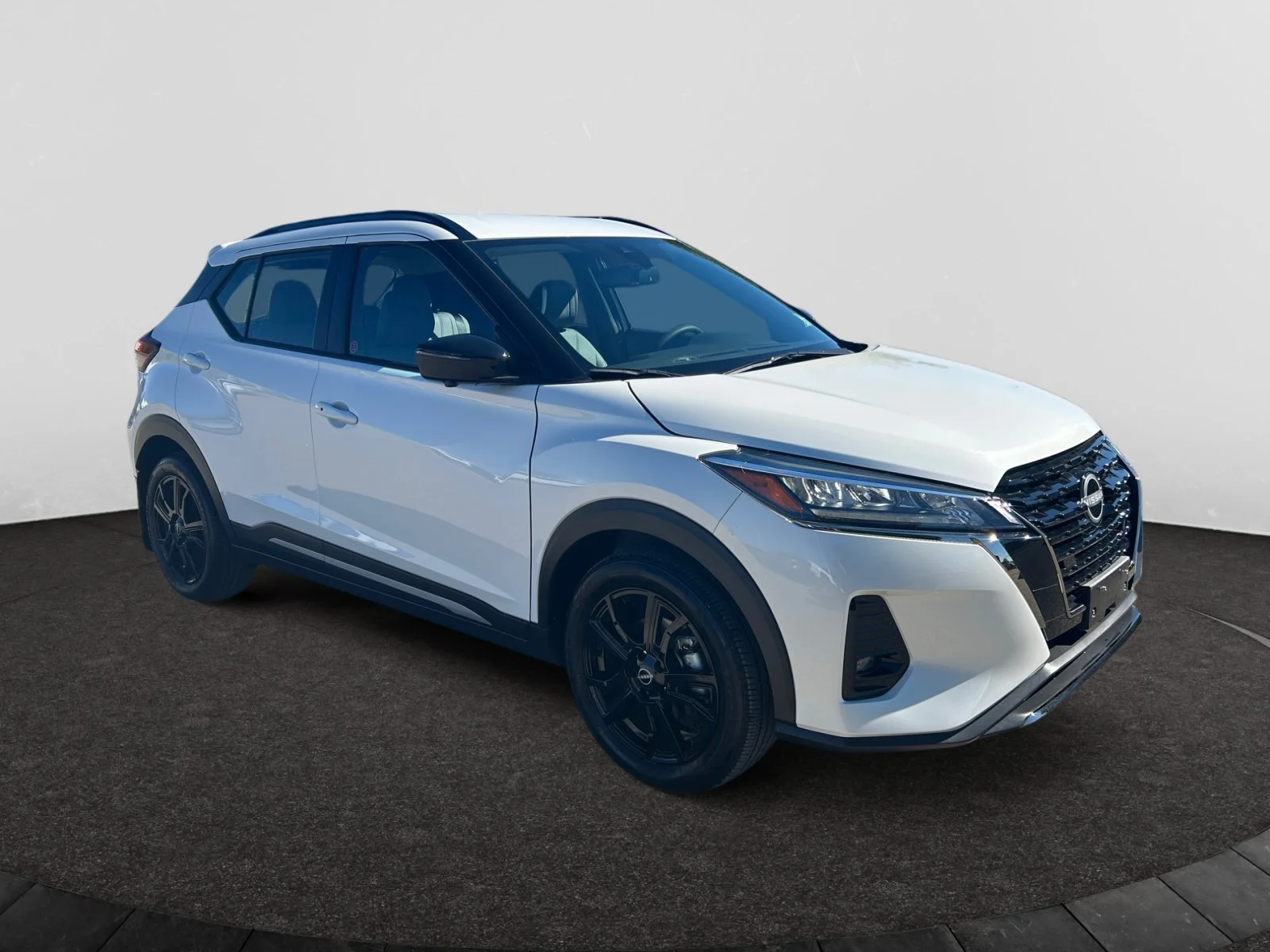 Used 2024 White Nissan SR Premium image 7