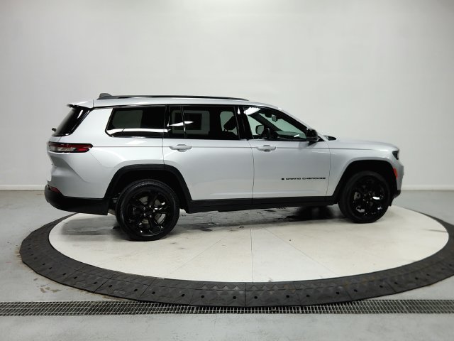 Used 2023 Silver Jeep Altitude image 9