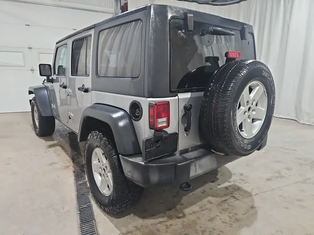 Used 2017 Billet Silver Metallic Clearcoat Jeep Sport image 4