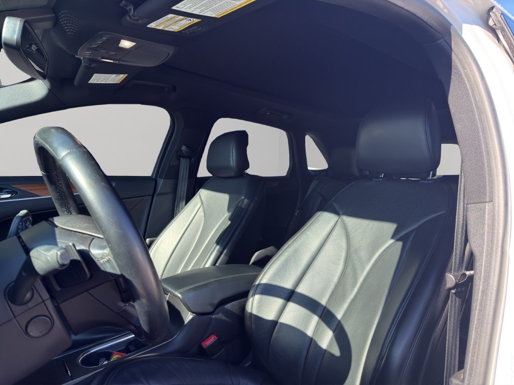 Used 2019 White Platinum Metallic Tri-Coat Lincoln Reserve image 5