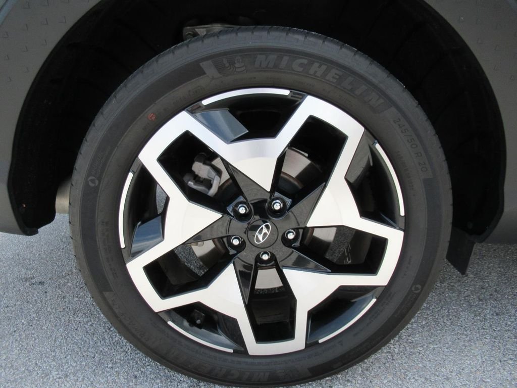 Used 2022 Black Hyundai Limited image 5
